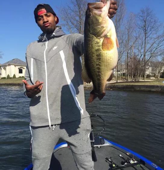 保罗乔治自不必说,他钓鱼可是出了名的,在步行者的时候,不仅平时和