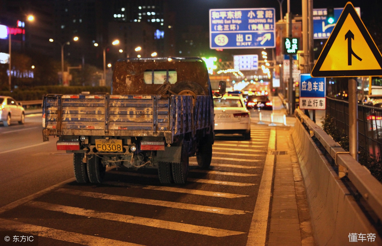 货车司机加装后射灯遭到处罚，后射灯是否一无是处？