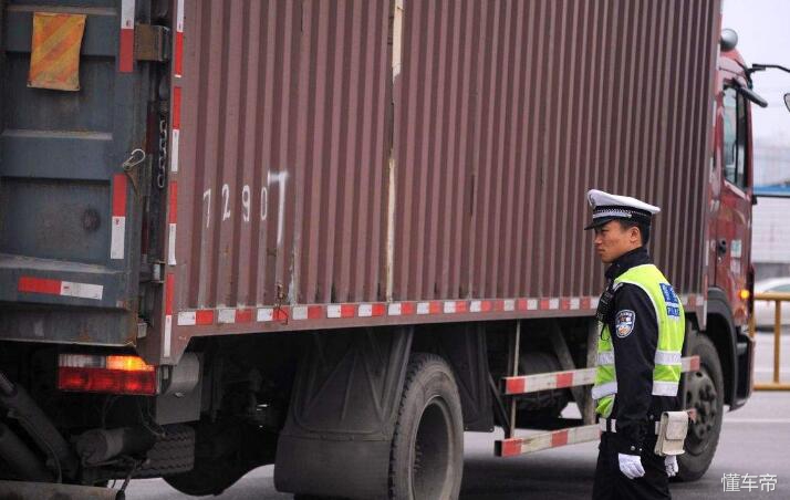 货车司机加装后射灯遭到处罚，后射灯是否一无是处？