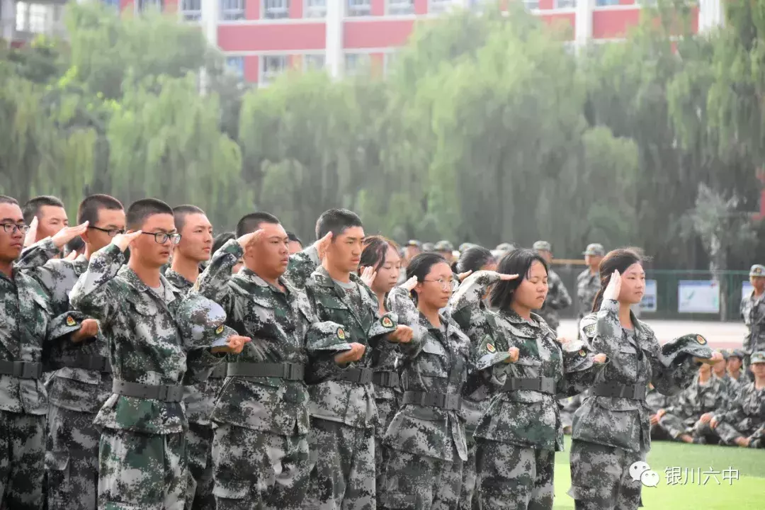 银川六中举行2019级高一新生军训汇报表演暨总结表彰大会