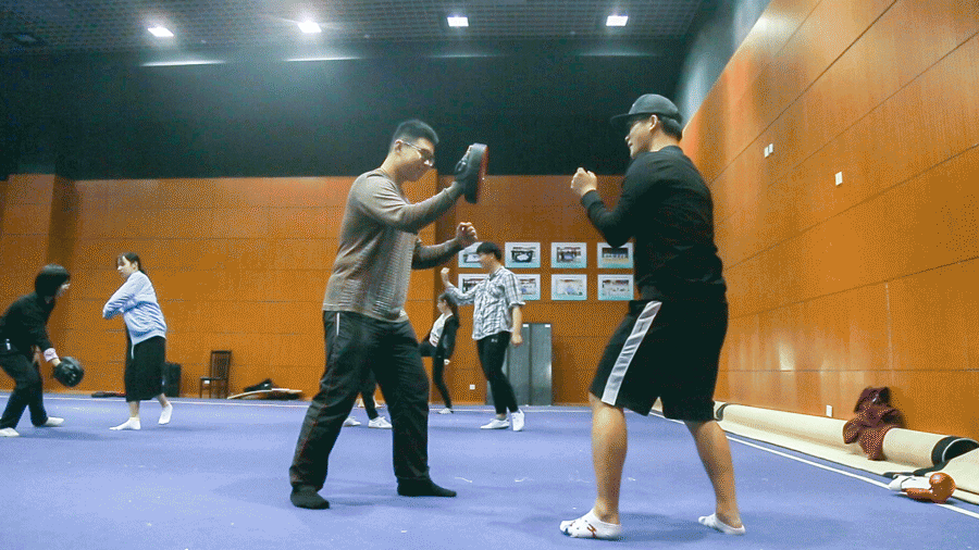 浙大开设女子防身术课程，教会女孩子学会保护自己！诶，那几个男生来干嘛？