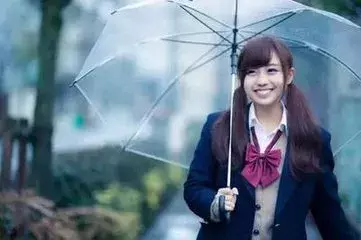 你知道吗？透明雨伞是日本人发明的，还一度非常流行