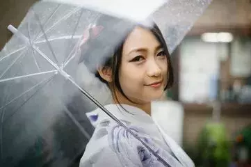 你知道吗？透明雨伞是日本人发明的，还一度非常流行