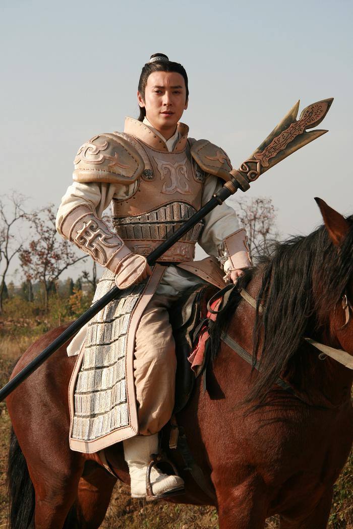 封神演义中杨戬被描述得清奇秀气,扇云冠,水合服,腰束丝绦,脚登麻