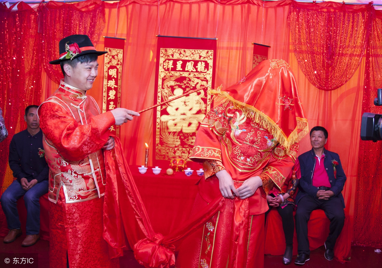 四,坐福旧时侯农村结婚,新娘拜堂成亲后被送入洞房,新娘子要在新房