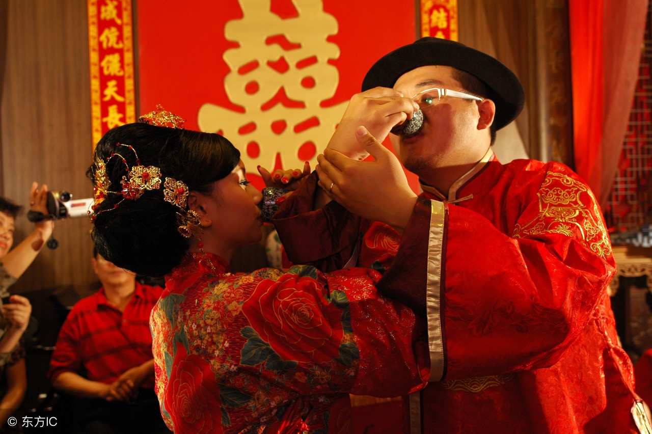 为什么许多农村新婚当天新娘不能上厕所,要憋尿入洞房?