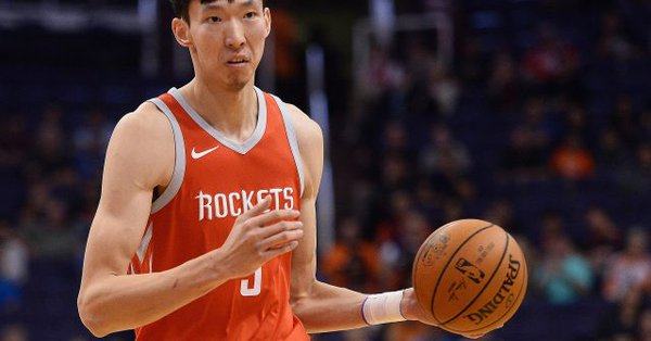 为什么还要nba(周琦为何还要“赖在”NBA？三原因促使他进步，这些手段CBA学不来)