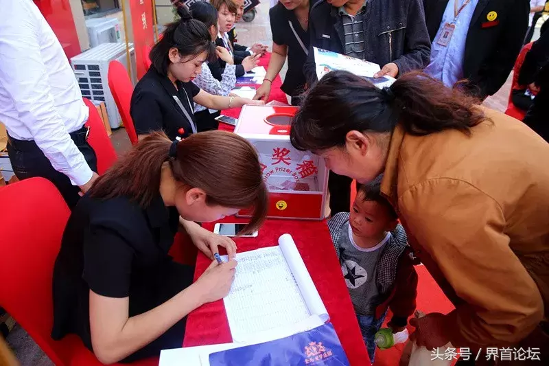 界首金马爱梦庄园城市展厅盛大开放,活动现场人头攒动