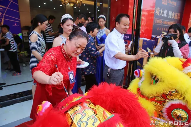 界首金马爱梦庄园城市展厅盛大开放,活动现场人头攒动