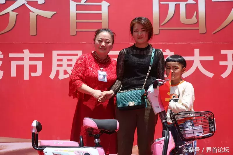 界首金马爱梦庄园城市展厅盛大开放,活动现场人头攒动