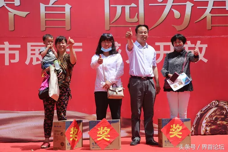 界首金马爱梦庄园城市展厅盛大开放,活动现场人头攒动