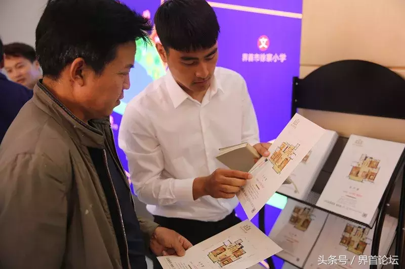 界首金马爱梦庄园城市展厅盛大开放,活动现场人头攒动