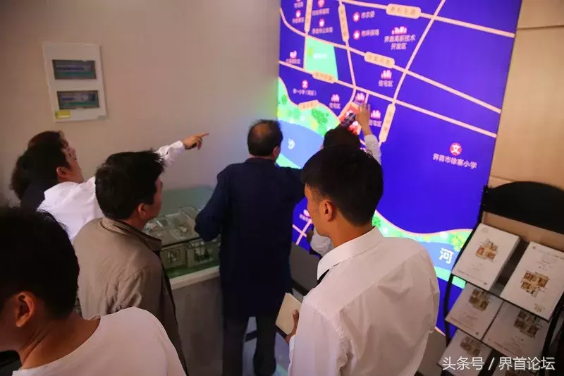 界首金马爱梦庄园城市展厅盛大开放,活动现场人头攒动
