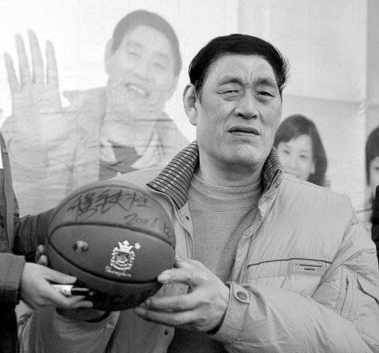 穆铁柱为什么没去nba(穆铁柱两次带队战胜美国大学生全明星队 为何却没有进入NBA？)