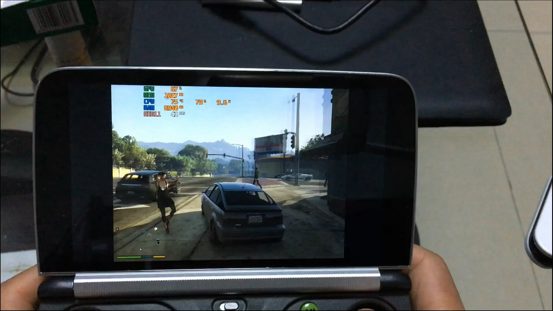 GTA5正版玩起来会更流畅？6寸游戏掌机试玩帧数对比