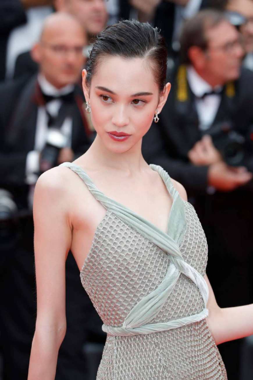 真尴尬 水原希子的自信是誰給的 紅毯上原地旋轉跳躍似陀螺附體 天天看點