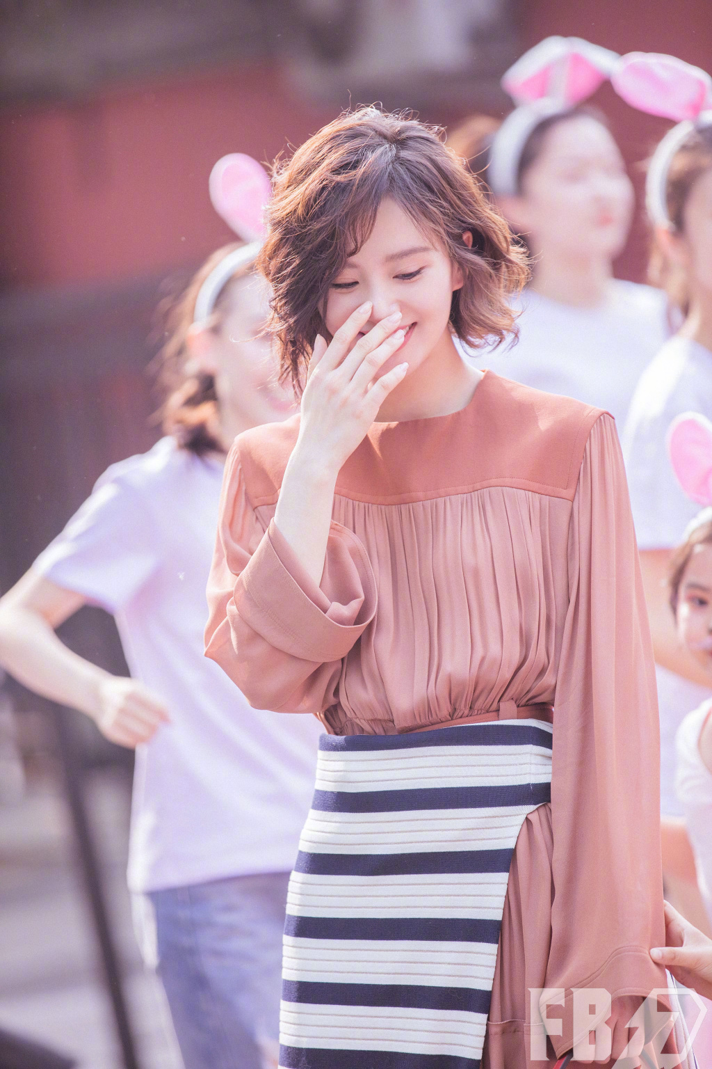 刘诗诗的摩卡波波头就是减龄,满屏的少女感,31岁的她嫩回18岁