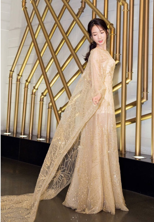 孟美岐早期满脸牛奶浇身照(孟美岐不染黄发的样子太幼齿!