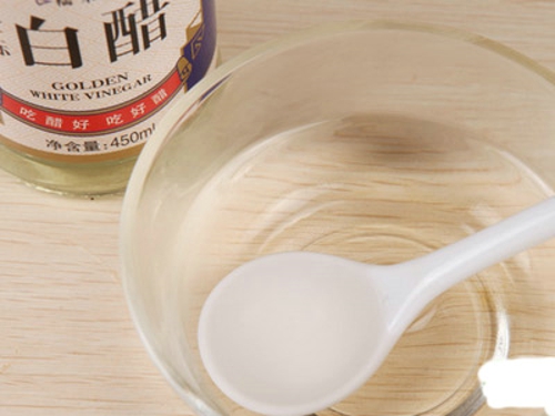 染色了衣服怎样去除（衣服染色只能丢？别傻了，用这几招轻松去除）