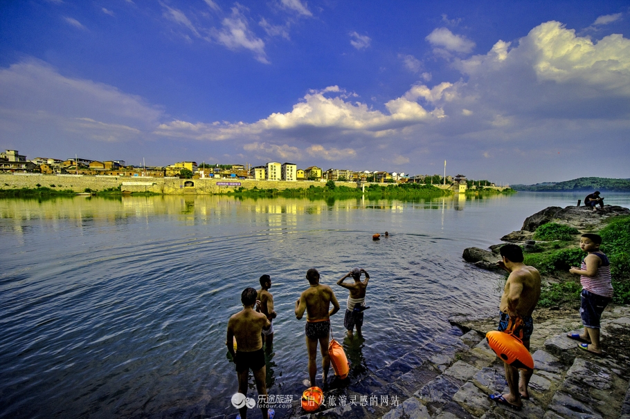 永州游泳爱好者畅游湘江/摄影@官子旅行永州位于湖南省南部潇水与湘江