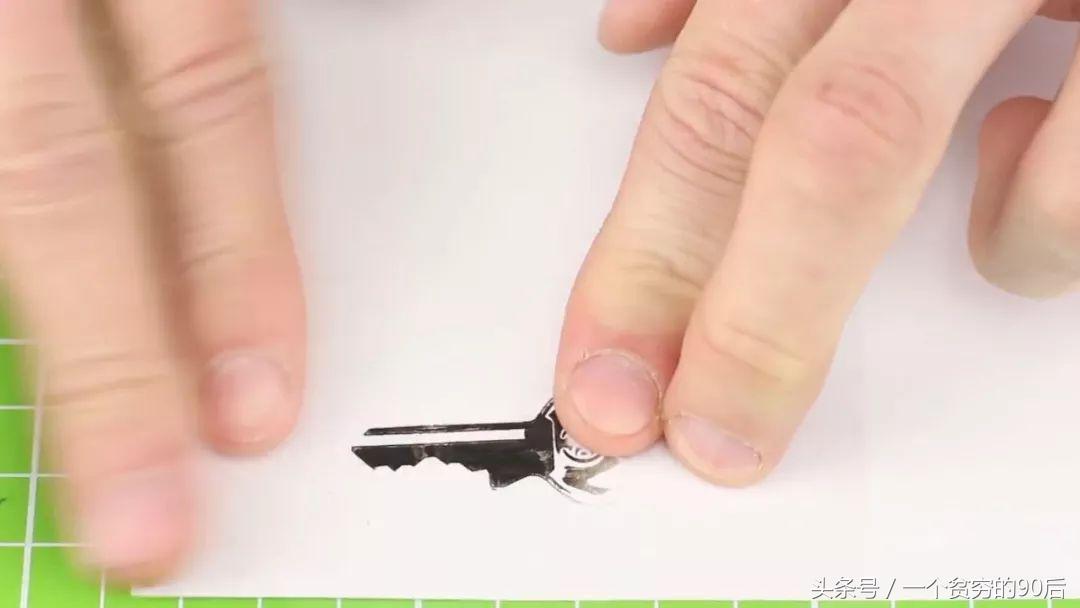 卫生纸开锁法如何用纸片开锁