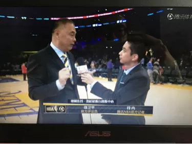 nba为什么有现场解说(NBA现场解说虽能看到现场，一原因让他们身处现场却只能看录播)