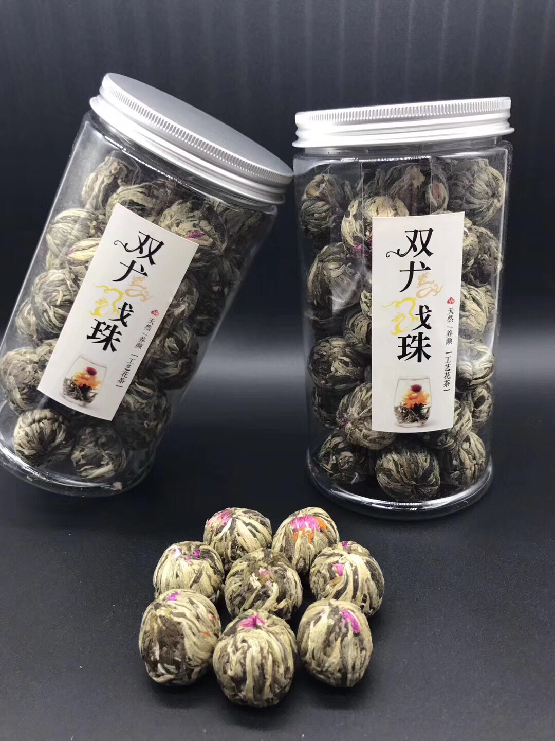 「双龙戏珠」一款经得起浸泡的工艺花茶，香气怡人，口感清醇，花