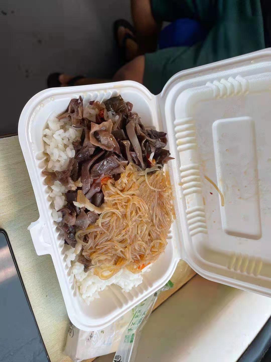 河南洪灾中，4趟列车旅客被困三天三夜：手机充电排长队，盒饭从15涨到25，脱困到家后第一件事是洗澡