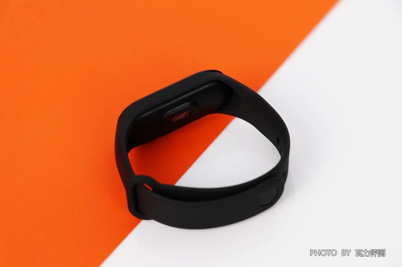 小米手环3评测 充电的时候遇到了小问题