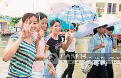 1977年恢复高考，考生在换试题在变……“高考”却是永恒的回忆