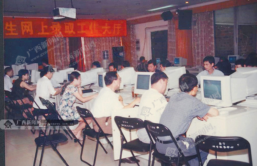 1977年恢复高考，考生在换试题在变……“高考”却是永恒的回忆