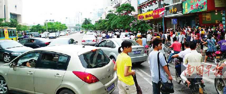 1977年恢复高考，考生在换试题在变……“高考”却是永恒的回忆