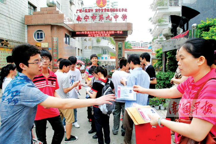 1977年恢复高考，考生在换试题在变……“高考”却是永恒的回忆