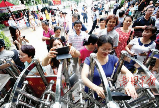 1977年恢复高考，考生在换试题在变……“高考”却是永恒的回忆