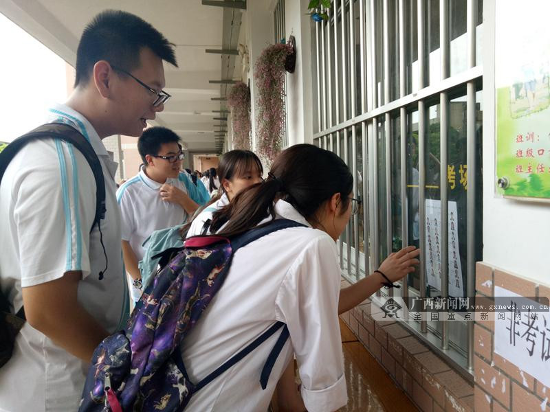 1977年恢复高考，考生在换试题在变……“高考”却是永恒的回忆