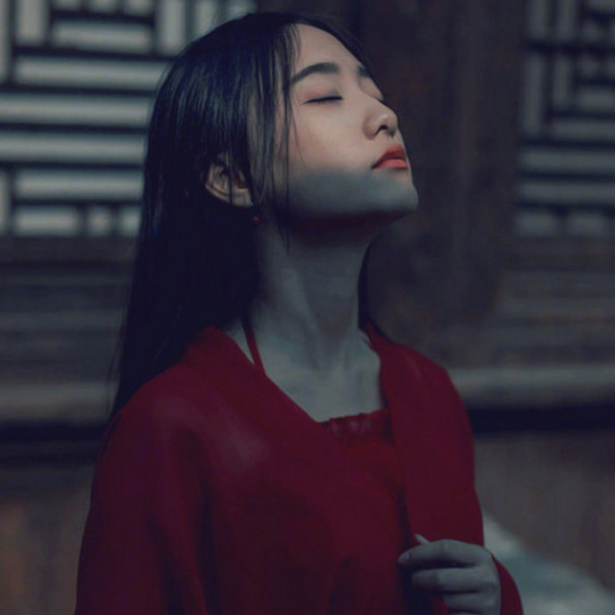 适合发圈的伤感句子：The past is gone, love and hate are gone