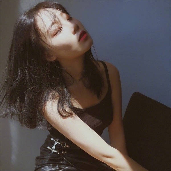 适合发圈的伤感句子：The past is gone, love and hate are gone