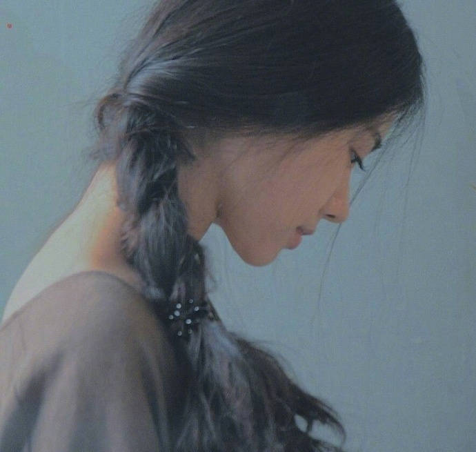 适合发圈的伤感句子：The past is gone, love and hate are gone
