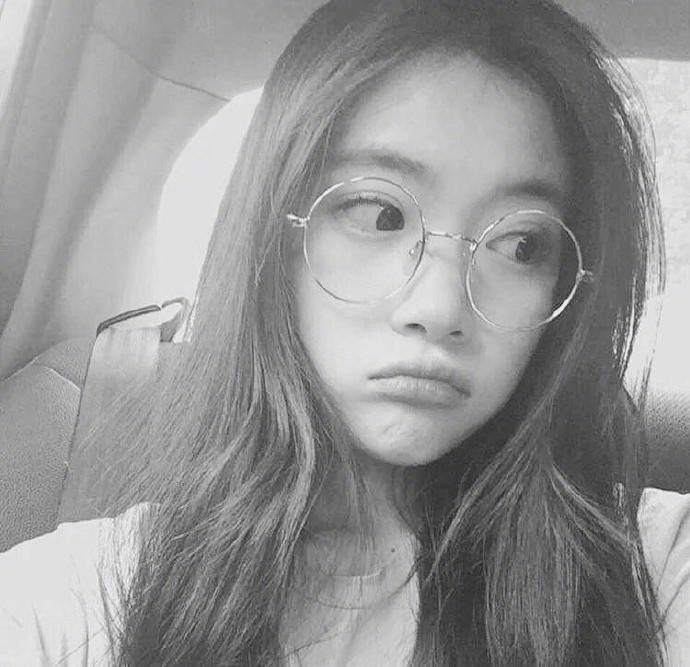 适合发圈的伤感句子：The past is gone, love and hate are gone