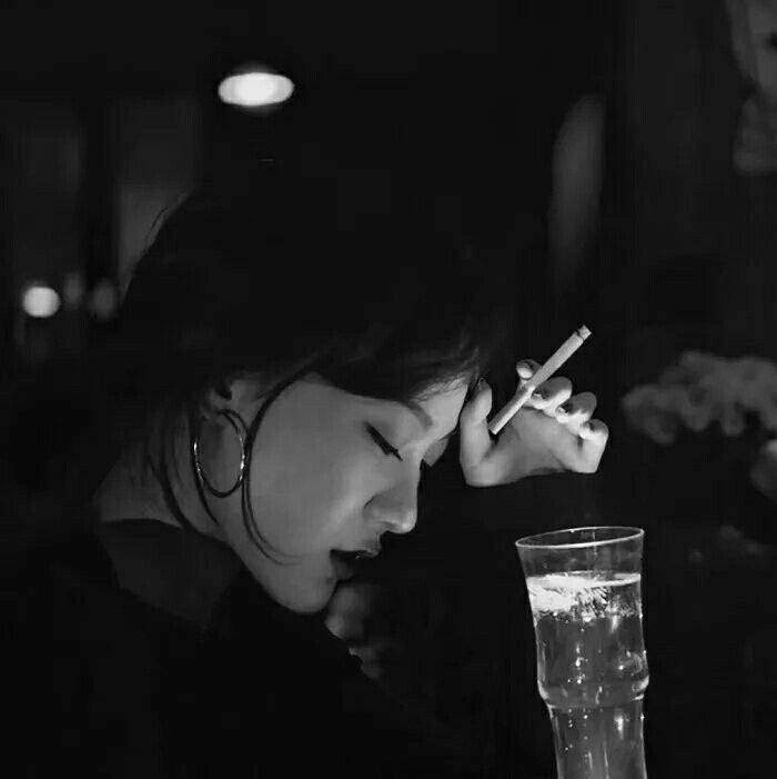 适合发圈的伤感句子：The past is gone, love and hate are gone