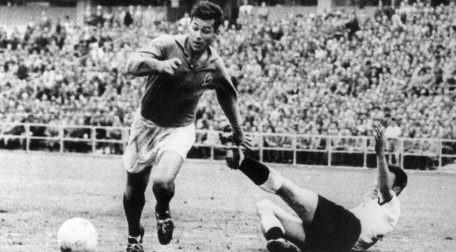 1958年世界杯贝利助攻几次(442评世界杯历史最伟大球星前十：马拉多纳压贝利)