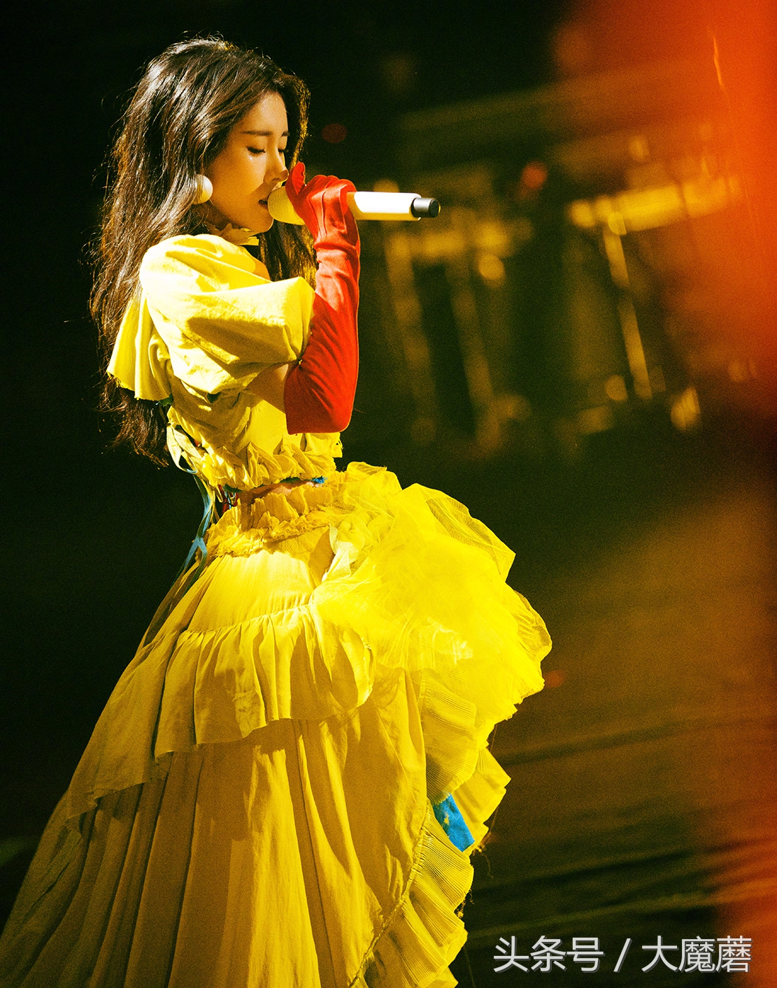 赵丽颖的第一次：看闺蜜张碧晨的演唱会，名字叫极光，很开心！