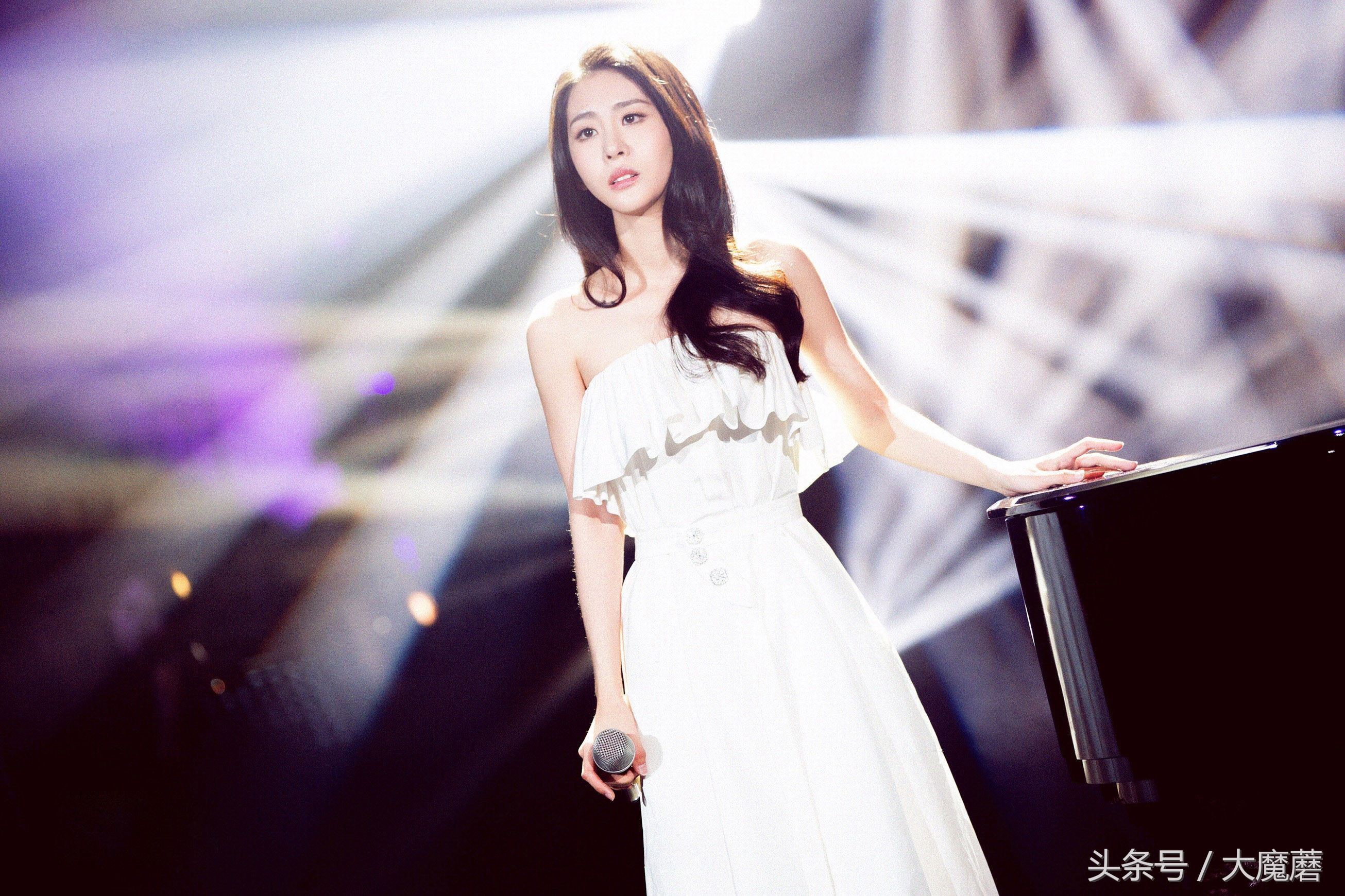 赵丽颖的第一次：看闺蜜张碧晨的演唱会，名字叫极光，很开心！