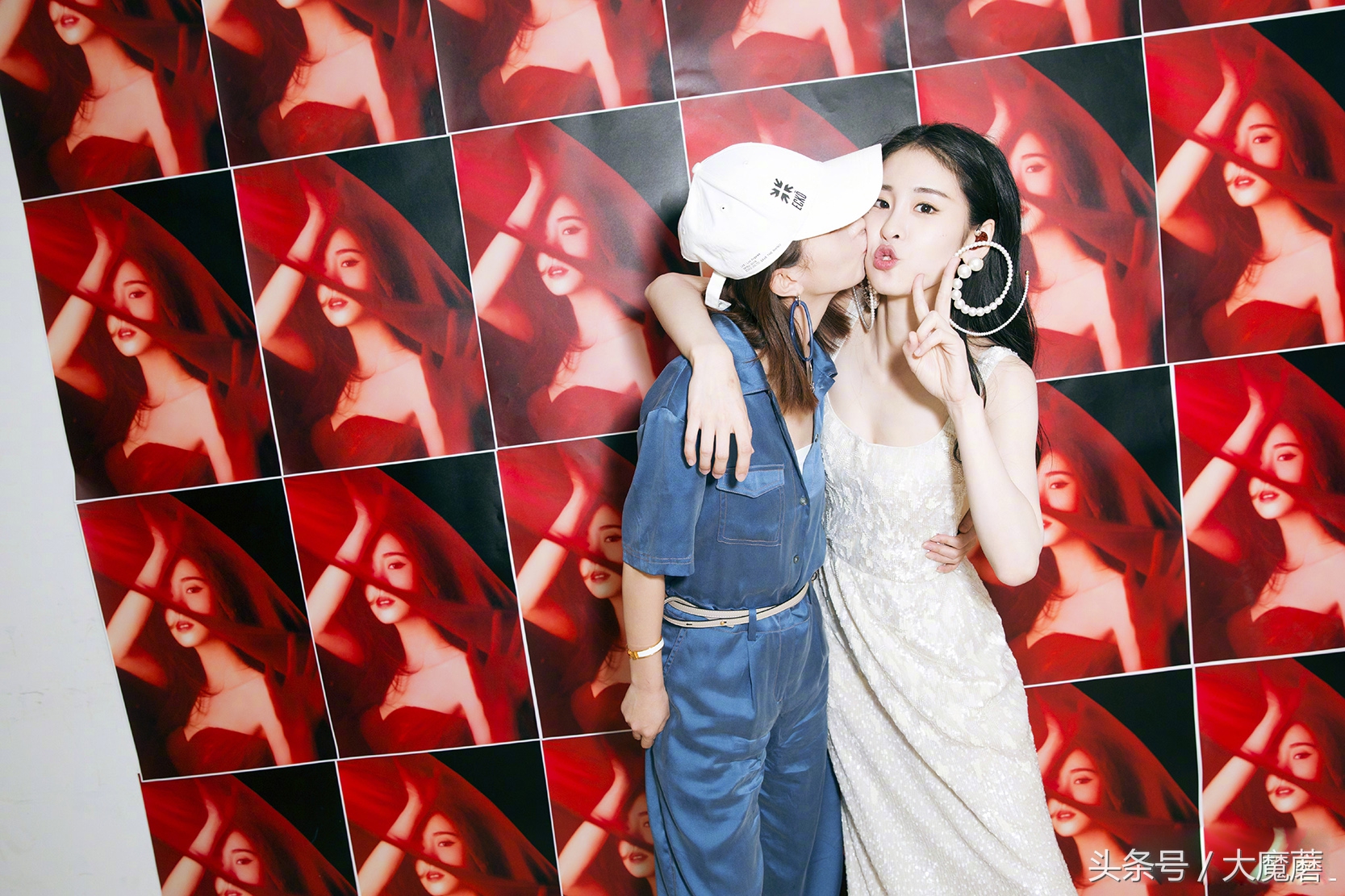 赵丽颖的第一次：看闺蜜张碧晨的演唱会，名字叫极光，很开心！