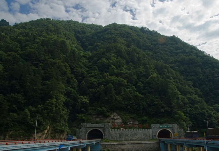 墓地风水大有学问，如何能够识别富贵贫贱穴呢？建议初学者收藏！