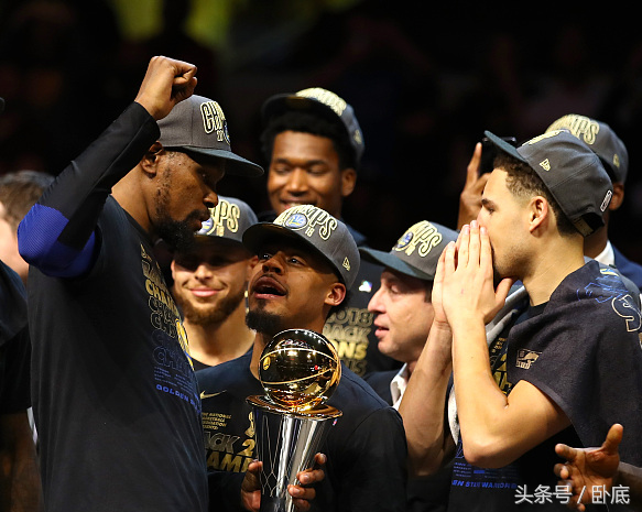 nba为什么会有手势(勇士夺冠拍照庆祝，库里伸3个手指大家都懂，但杜兰特为何伸5个？)