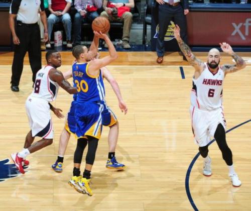 为什么很多nba球星投篮不准(库里跳投为什么离地面很低，其中究竟有哪些原因？)