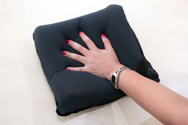 是颈枕、午睡枕、也是保洁枕！超万用的 OMNI Pillow 时尚旅枕