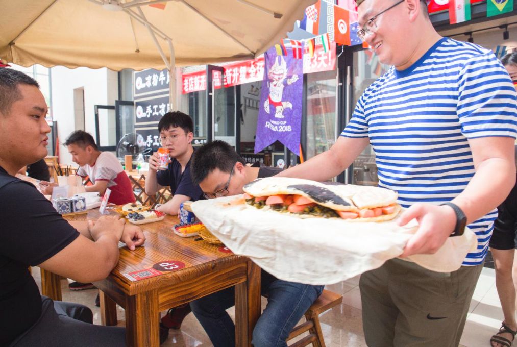 世界杯美食套餐销售(杭州90后肉夹馍店老板开卖世界杯套餐，网易、华为员工争着入伙)