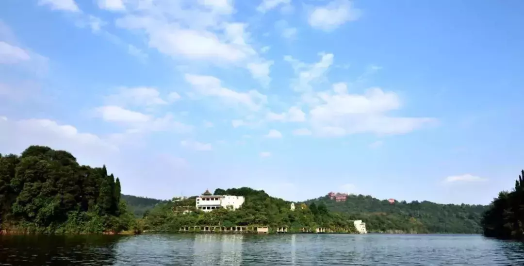不自驾也能嗨遍四川!55个景区都有直通车了,在成都就能坐!